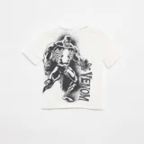 Camiseta blanca de manga corta con cuello redondo y estampado del logo de Venom en el pecho.