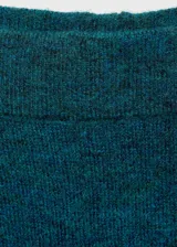 Pantalón largo acampanado de punto color verde azulado con cintura elástica y tiro medio.