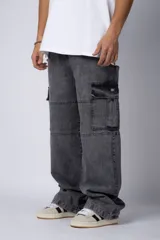Pantalón jean azul de corte ancho, estilo cargo, con bolsillos laterales y detalles metálicos.