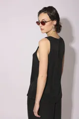 Chaleco marrón con escote en V y cierre frontal de botones.