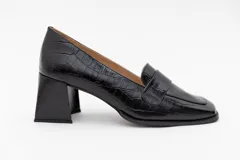 Zapato de cuero color beige con textura croco, taco cuadrado y detalle de apliques dorados.