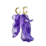 Aros de argolla dorada con colgantes de pétalos de tela color lila.