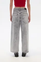 Pantalón recto de algodón a rayas verticales en tonos grisáceos.