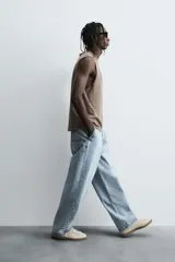 Pantalón de denim de algodón, color celeste claro lavado, de corte relaxed fit con tiro alto, bolsillos frontales y bolsillos traseros de plastrón.