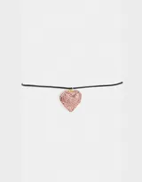 Gargantilla choker de cordón negro con dije de corazón dorado cubierto de strass rosas.
