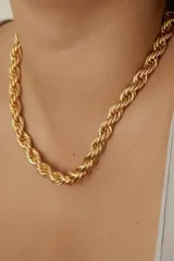 Collar chunky de acero quirúrgico color dorado, con diseño robusto y elegante.