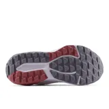 Championes New Balance Nitrel V6 para dama, color crema con detalles en gris y bordó. Capellada de malla y material sintético, entresuela DynaSoft y suela AT Tread para tracción en todo terreno.