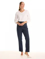 Jegging de denim azul oscuro, de tiro alto con pretina ancha elastizada. Diseño frontal con bolsillos simulados y remaches metálicos, y bolsillos funcionales en la parte trasera.