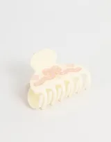 Broche para el pelo color crema con diseño de moño y mariposas en color rosa.