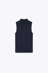 Top azul marino de tejido de punto con cuello halter y sisa.