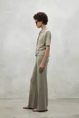 Pantalón gris de lino, de pierna ancha y cintura elástica.