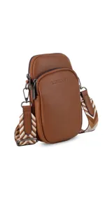 Bandolera pequeña tipo 'phone bag' de símil cuero color rosado pálido, con cierre de cremallera y correa ancha de tela con diseño de chevron en tonos claros.