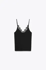 Camiseta negra de algodón con tirantes finos y escote en pico con detalle de encaje.