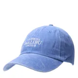 Gorro tipo baseball azul con bordado frontal que dice "California Malibu N+Club".