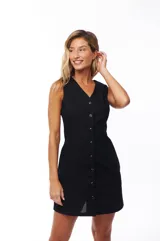 Vestido negro corto con botones frontales, escote en V y sin mangas.