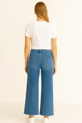 Pantalón de jean azul de corte recto.