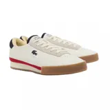 Championes urbanos Lacoste Aura 225 7 SMA, color blanco con detalles en azul y rojo, y suela color caramelo.