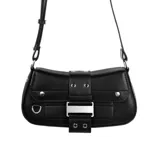 Cartera de hombro negra de cuero sintético, con solapa frontal decorada con una hebilla rectangular metálica plateada y detalles de tachas redondas. Posee correa ajustable para llevar al hombro.