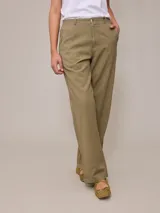 Pantalón de lino color verde oliva, de corte recto y tiro alto.