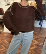 Sweater tejido de mohair color naranja con detalles de bordados en cuello y puños.
