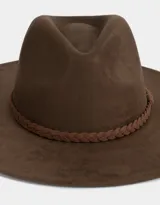 Sombrero marrón de gamuza con cinta trenzada alrededor de la base de la copa.