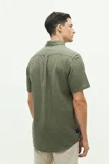 Camisa de lino y algodón azul marino, de manga corta, con fit regular y logo bordado en el pecho.