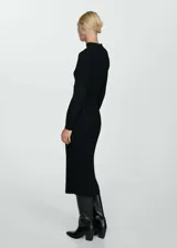Vestido midi negro de tejido de punto fino acanalado, cuello Perkins y manga larga.