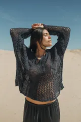 Sweater de lino azul marino, tejido a mano con diseño de patchwork de cables, silueta holgada, manga larga, cuello a la base y largo a la cadera.