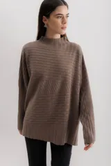 Sweater gris de punto con cuello alto y diseño de líneas horizontales en relieve.