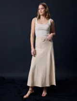 Falda larga color beige de lino y rayón, con pretina ancha, pasadores y cinturón con hebilla redonda. Marca Tahari.