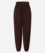 Pantalón de mujer color marrón oscuro, estilo balloon o bombacho, con cintura y puños elásticos.