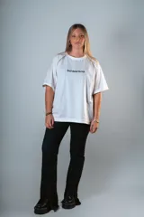 Remera blanca de manga corta raglán con costuras a la vista y logo 'bowuwana' estampado en el pecho.