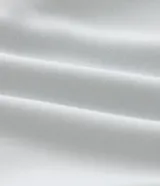 Pantalón deportivo de hombre color beige, liso, con ajuste elástico en la cintura y bolsillos laterales.