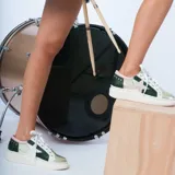 Zapatillas bajas de cuero con paneles en verde, dorado y plateado. Aplique de estrella rosada en el lateral y cordones blancos.