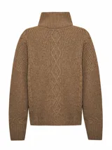 Sweater gris de tejido de punto con cuello alto con medio cierre y diseño de trenzas en el frente.