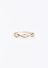 Anillo dorado con diseño de infinito. Enchapado en plata con una capa de oro. Se recomienda evitar el contacto con agua, perfumes o cremas para preservar su color y brillo.
