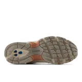 Championes urbanos New Balance modelo 530, color crema con detalles en beige y naranja, confeccionados en malla y cuero sintético, con logo "N" característico en los laterales y entresuela ABZORB.