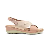 Sandalias plateadas y blancas con plataforma baja y ajuste con velcro en el tobillo.