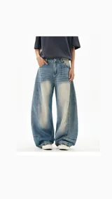 Pantalón de jean celeste de corte amplio con efecto lavado.