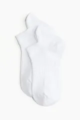 Pack de tres pares de medias deportivas blancas de corte bajo, confeccionadas con tejido DryMove™ que absorbe la humedad. Cuentan con secciones de ventilación en malla, soporte de arco y secciones reforzadas en punta y talón.