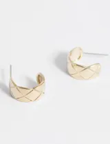 Aros dorados con diseño de líneas grabadas, fabricados en cobre.