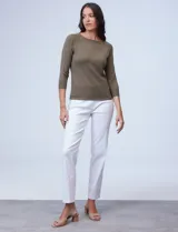 Buzo de tejido fino, color beige, con mangas tres cuartos estilo raglán.