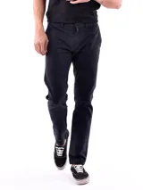 Pantalón de vestir negro, de corte recto.