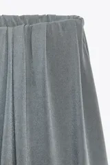 Pantalón celeste de tiro bajo con cintura elástica y corte amplio.