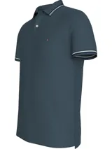 Chomba Tommy Hilfiger azul petróleo de corte slim fit, confeccionada en algodón elástico. Presenta cuello y puños acanalados con doble línea blanca, cartera de tres botones y logo bordado en el pecho.