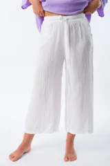 Pantalón corto blanco de lino con cintura elastizada y lazo ajustable.