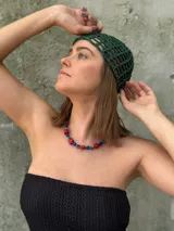 Collar corto con cuentas de coral, nácar teñido y cristales checos. Se cierra con cadena de acero quirúrgico y ganchito para regular el largo.