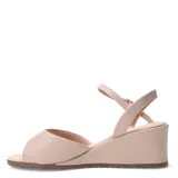 Sandalias de tacón corrido color rosa claro, con pulsera al tobillo y hebilla metálica.