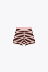 Shorts de tiro alto con cintura elástica ajustable con cordones, tejido de punto a rayas horizontales color marrón y rosa.