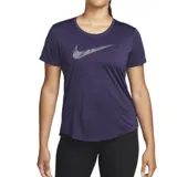 Remera deportiva Nike Dri-FIT color violeta con logo Swoosh estampado en el pecho.